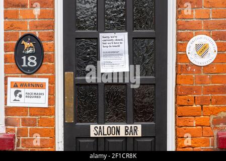 COVID 19-Schilder am Eingang zum Pub in Orsett, Essex, Großbritannien. Der Foxhound Pub, geschlossen während Pandemiesperre Stockfoto
