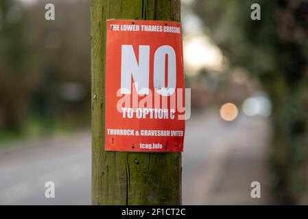 Lower Thames Crossing Road Development Protest Poster in Orsett, Essex, Großbritannien. Gegnerische Option C, die in der Nähe des Dorfes passieren soll Stockfoto