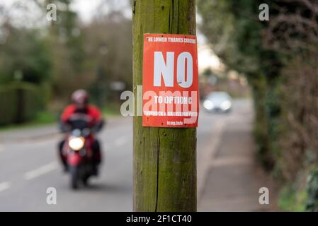 Lower Thames Crossing Road Development Protest Poster in Orsett, Essex, Großbritannien. Gegnerische Option C, die in der Nähe des Dorfes passieren soll Stockfoto