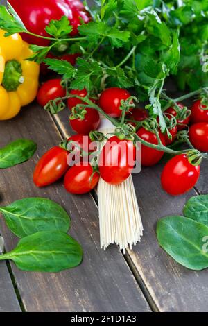 Nahaufnahme von Nudeln Pasta mit frischem Bio-Gemüse auf Hölzerner Hintergrund.Vertikale bunte gesunde Ernährung Konzept Stockfoto