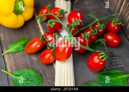 Frisches Gemüse mit Spaghetti Pasta auf rustikalen Holztisch.Closeup Blick auf Diät-Lebensmittel-Lifestyle, gesunde Ernährung und italienische Lebensmittel-Konzept. Stockfoto