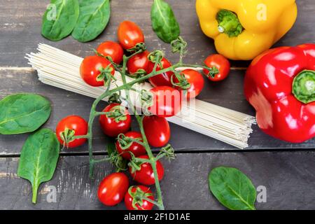 Ansicht von oben von frischem Gemüse mit weißen Soba Pasta auf vintage Holztisch.Konzept der gesunden asiatischen Küche. Stockfoto