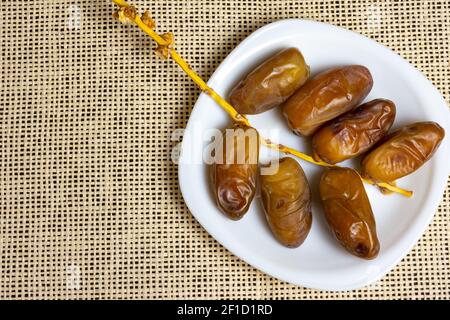 Nahaufnahme der algerischen königlichen Daten auf einem weißen Teller, Ramadan-Konzept Stockfoto