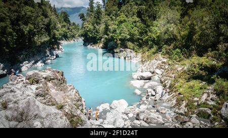 Flussschlucht mit türkisfarbenem Wasser, aufgenommen in der Hokitika-Schlucht, Westküste, Neuseeland Stockfoto