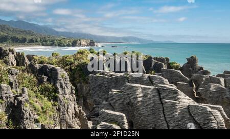 Ungewöhnliche Felsformationen an der Küste des Ozeans während sonnigen Tages aufgenommen, Bild gemacht´s Punakaiki Pancake Rocks, Westküste, Neuseeland Stockfoto