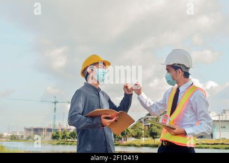 Zwei Mitarbeiter Ingenieur Gespräch Gespräch mit Tablet vor Ort Gebäude Immobilien Bau Stockfoto