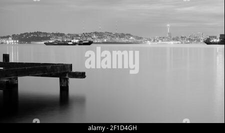 North Seattle Skyline über Elliott Bay Monochrome Nacht Stockfoto