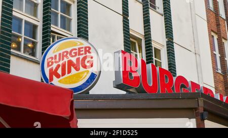 ROSTOCK, Juli 2020: Logo und Name der Fast Food Kette Burger King Over Restaurant Stockfoto