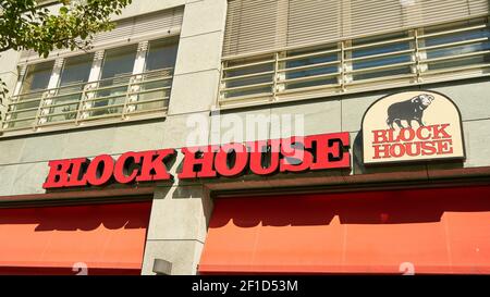 ROSTOCK, Deutschland, Juli 2020: Logo und Name der Steakhouse Restaurantkette Blockhouse on Building Stockfoto