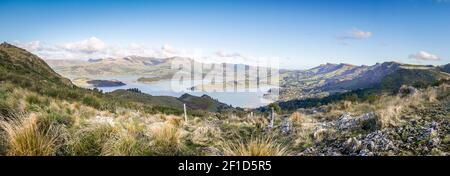 Schöne Panoramaaussicht auf die Bucht, umgeben von grünen Hügeln, Landschaft aufgenommen in Governors Bay in der Nähe von Christchurch, Neuseeland Stockfoto