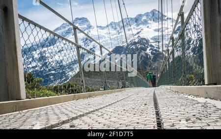 Eine der Hängebrücken auf dem Hooker Valley Track, gelegen in Aoraki / Mt Cook Nationalpark in Neuseeland Stockfoto