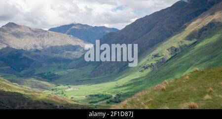 Üppig grüne Panoramalandschaft, aufgenommen an bewölktem Tag In Neuseeland Stockfoto