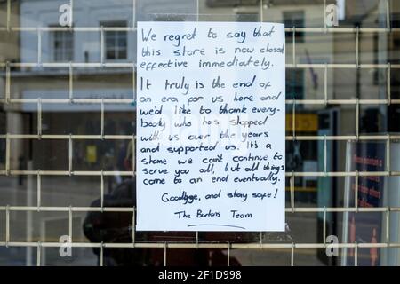 Eine Dankesschreiben von Mitarbeitern des Burton-Shops ist im Fenster eines geschlossenen und leeren Burton-Shops in Chippenham nach dem Erwerb der Marke durch Boohoo abgebildet. Stockfoto