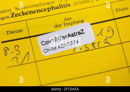 Köln, Deutschland. März 2021, 08th. Nach einer Impfung mit dem Impfstoff von AstraZeneca ist im Impfzentrum in Koelnmesse ein Aufkleber mit der Aufschrift 'Cov19VacAstraZ' in einer Impfkarte verklebt. Ab dem 08,03.2021 werden Erzieher, Betreuer, einige Lehrer und Polizisten sowie Menschen in Werkstätten für behinderte Menschen mit der Vorbereitung von AstraZeneca geimpft. Quelle: Rolf Vennenbernd/dpa/Alamy Live News Stockfoto