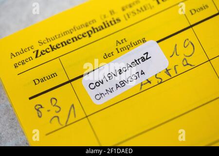 Köln, Deutschland. März 2021, 08th. Nach einer Impfung mit dem Impfstoff von AstraZeneca ist im Impfzentrum in Koelnmesse ein Aufkleber mit der Aufschrift 'Cov19VacAstraZ' in einer Impfkarte verklebt. Ab dem 08,03.2021 werden Erzieher, Betreuer, einige Lehrer und Polizisten sowie Menschen in Werkstätten für behinderte Menschen mit der Vorbereitung von AstraZeneca geimpft. Quelle: Rolf Vennenbernd/dpa/Alamy Live News Stockfoto