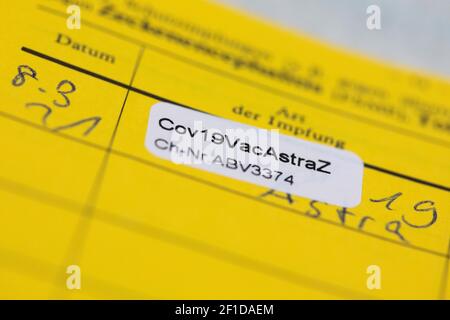 Köln, Deutschland. März 2021, 08th. Nach einer Impfung mit dem Impfstoff von AstraZeneca ist im Impfzentrum in Koelnmesse ein Aufkleber mit der Aufschrift 'Cov19VacAstraZ' in einer Impfkarte verklebt. Ab dem 08,03.2021 werden Erzieher, Betreuer, einige Lehrer und Polizisten sowie Menschen in Werkstätten für behinderte Menschen mit der Vorbereitung von AstraZeneca geimpft. Quelle: Rolf Vennenbernd/dpa/Alamy Live News Stockfoto