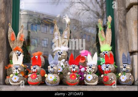 Dresden, Deutschland. März 2021, 08th. Osterhasen aus Stroh stehen als Dekoration im Fenster eines Blumenladens. Im Freistaat dürfen Blumenläden, Gartenmärkte und Buchhandlungen nach mehrwöchiger Schließung wegen Korona wieder geöffnet werden. Quelle: Sebastian Kahnert/dpa-Zentralbild/dpa/Alamy Live News Stockfoto