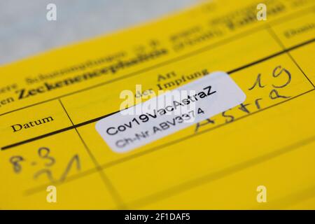 Köln, Deutschland. März 2021, 08th. Nach einer Impfung mit dem Impfstoff von AstraZeneca ist im Impfzentrum in Koelnmesse ein Aufkleber mit der Aufschrift 'Cov19VacAstraZ' in einer Impfkarte verklebt. Ab dem 08,03.2021 werden Erzieher, Betreuer, einige Lehrer und Polizisten sowie Menschen in Werkstätten für behinderte Menschen mit der Vorbereitung von AstraZeneca geimpft. Quelle: Rolf Vennenbernd/dpa/Alamy Live News Stockfoto