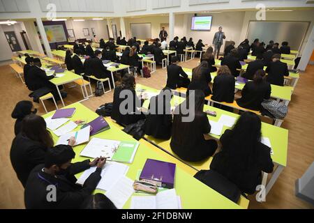 Kinder und der Lehrer mit Gesichtsmasken während eines Unterrichts an der Hounslow Kingsley Academy in West London, als Schüler in England zum ersten Mal nach zwei Monaten im Rahmen der ersten Stufe der Lockerung zur Schule zurückkehren. Bilddatum: Montag, 8. März 2021. Stockfoto