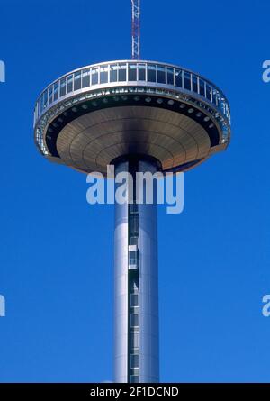 FARO CONSTRUIDO EN 1992 PARA CONMEMORAR LA CAPITALIDAD EUROPEA DE LA CULTURA. AUTOR: PEREZ ARROYO SALVADOR. LAGE: FARO DE MONCLOA. MADRID. SPANIEN. Stockfoto