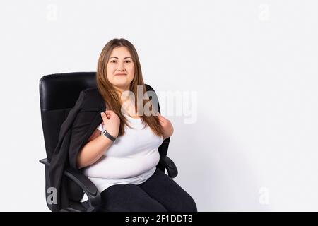 Nahaufnahme Foto von erstaunlichen strengen Geschäftsfrau. Gerade plus Größe Modell, clever offen, sitzen in großen gemütlichen Komfortstuhl im Büro tragen formell Stockfoto