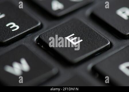 E-Taste auf einer Laptop-Tastatur Stockfoto