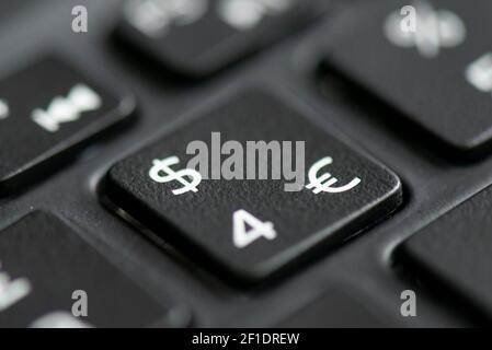 Nummer 4, Dollar und Euro-Taste auf einer Laptop-Tastatur Stockfoto