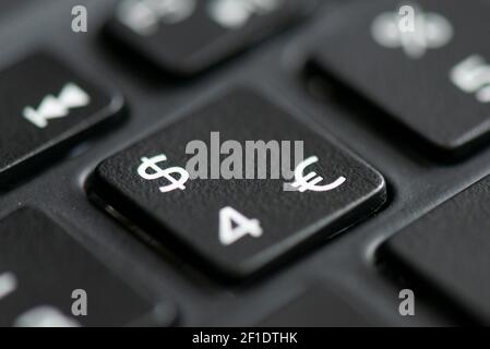 Nummer 4, Dollar und Euro-Taste auf einer Laptop-Tastatur Stockfoto