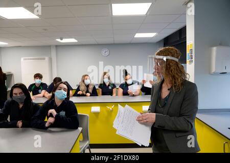 Kinder und Lehrer im Jahr 11 mit Gesichtsmasken während des Unterrichts an der Our Lady and St Bede Catholic Academy in Stockton-on-Tees in der Grafschaft Durham, als Schüler in England zum ersten Mal nach zwei Monaten im Rahmen der ersten Stufe der Lockerung zur Schule zurückkehren. Bilddatum: Montag, 8. März 2021. Stockfoto