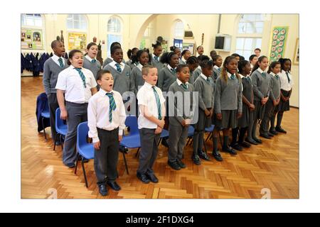 Der Schulchor .... Kingswood Primary schoolphotograph von David Sandison The Independent Stockfoto