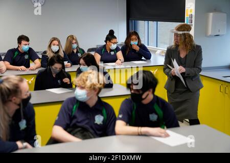 Kinder und Lehrer im Jahr 11 mit Gesichtsmasken während des Unterrichts an der Our Lady and St Bede Catholic Academy in Stockton-on-Tees in der Grafschaft Durham, als Schüler in England zum ersten Mal nach zwei Monaten im Rahmen der ersten Stufe der Lockerung zur Schule zurückkehren. Bilddatum: Montag, 8. März 2021. Stockfoto