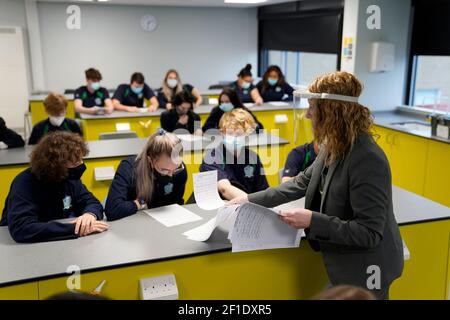 Kinder und Lehrer im Jahr 11 mit Gesichtsmasken während des Unterrichts an der Our Lady and St Bede Catholic Academy in Stockton-on-Tees in der Grafschaft Durham, als Schüler in England zum ersten Mal nach zwei Monaten im Rahmen der ersten Stufe der Lockerung zur Schule zurückkehren. Bilddatum: Montag, 8. März 2021. Stockfoto