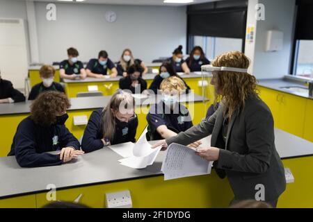 Kinder und Lehrer im Jahr 11 mit Gesichtsmasken während des Unterrichts an der Our Lady and St Bede Catholic Academy in Stockton-on-Tees in der Grafschaft Durham, als Schüler in England zum ersten Mal nach zwei Monaten im Rahmen der ersten Stufe der Lockerung zur Schule zurückkehren. Bilddatum: Montag, 8. März 2021. Stockfoto