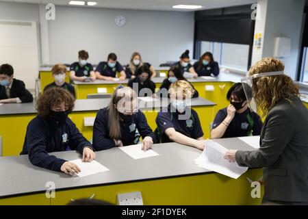 Kinder und Lehrer im Jahr 11 mit Gesichtsmasken während des Unterrichts an der Our Lady and St Bede Catholic Academy in Stockton-on-Tees in der Grafschaft Durham, als Schüler in England zum ersten Mal nach zwei Monaten im Rahmen der ersten Stufe der Lockerung zur Schule zurückkehren. Bilddatum: Montag, 8. März 2021. Stockfoto