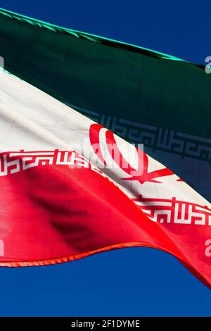 Im iran schwenken iranische Flagge Stockfoto