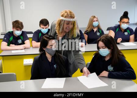 Kinder und Lehrer im Jahr 11 mit Gesichtsmasken während des Unterrichts an der Our Lady and St Bede Catholic Academy in Stockton-on-Tees in der Grafschaft Durham, als Schüler in England zum ersten Mal nach zwei Monaten im Rahmen der ersten Stufe der Lockerung zur Schule zurückkehren. Bilddatum: Montag, 8. März 2021. Stockfoto