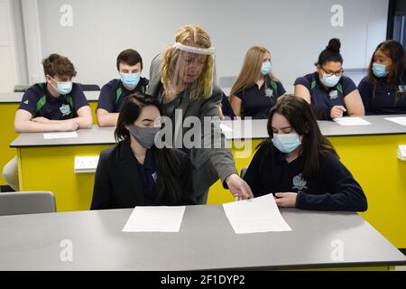 Kinder und Lehrer im Jahr 11 mit Gesichtsmasken während des Unterrichts an der Our Lady and St Bede Catholic Academy in Stockton-on-Tees in der Grafschaft Durham, als Schüler in England zum ersten Mal nach zwei Monaten im Rahmen der ersten Stufe der Lockerung zur Schule zurückkehren. Bilddatum: Montag, 8. März 2021. Stockfoto