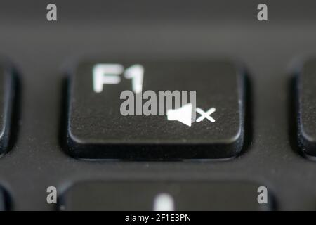 F1 und Stummschaltungstaste auf einer Laptop-Tastatur Stockfoto