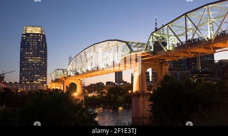 Menschen gehen in Cumberland River Fußgängerbrücke Nashville, Tennessee Stockfoto