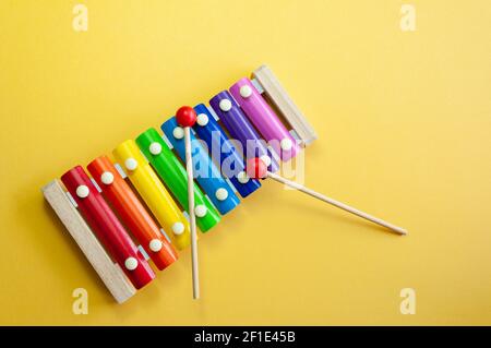 Mehrfarbiges Xylophon Musikinstrument isoliert auf gelbem Hintergrund Stockfoto