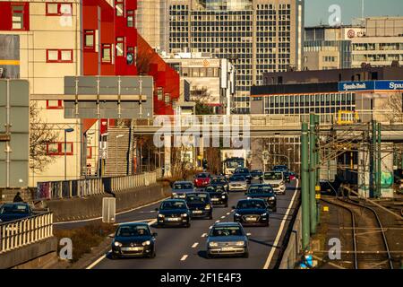 Die Skyline der Essener Innenstadt, Autobahn A40, Ruhrschnellweg, NRW, Deutschland Stockfoto