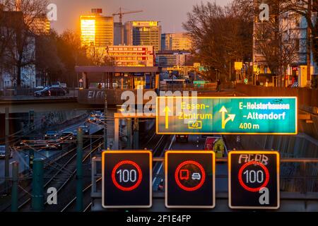 Die Skyline der Essener Innenstadt, Autobahn A40, Ruhrschnellweg, NRW, Deutschland Stockfoto