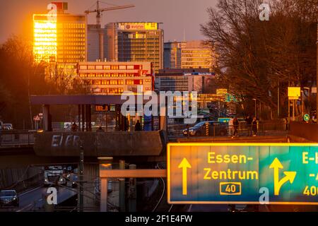 Die Skyline der Essener Innenstadt, Autobahn A40, Ruhrschnellweg, NRW, Deutschland Stockfoto