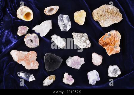 Sammlung Von Mineral Stones auf blauem Satin-Hintergrund Stockfoto