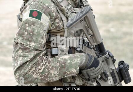 Soldat mit Sturmgewehr und Flagge von Bangladesch auf Militäruniform. Collage. Stockfoto