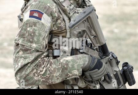 Soldat mit Sturmgewehr und Flagge Kambodschas auf Militäruniform. Collage. Stockfoto