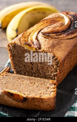 Hausgemachtes Bananenbrot auf Holztisch Stockfoto