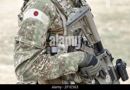 Soldat mit Sturmgewehr und Flagge Japans auf Militäruniform. Collage. Stockfoto
