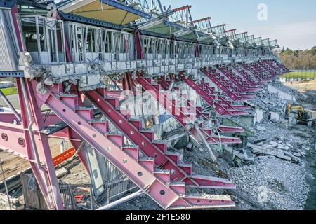 Blick auf das Spielfeld und das Wildpark-Stadion sowie die alte Haupttribüne, die derzeit abgerissen und abgebaut wird. Drohnenbild der Baustelle des Karlsruher Wildpark Stadions GES / Fußball / 2. Bundesliga Karlsruher SC Wildparkstadion, 7th. März 2021 Fußball: 2. Bundesliga: Karlsruher SC Stadion, Karlsruhe, 07. März 2021 Dronensicht / Luftaufnahme über das KSC-Wildpark Stadion im Bau - weltweit im Einsatz Stockfoto