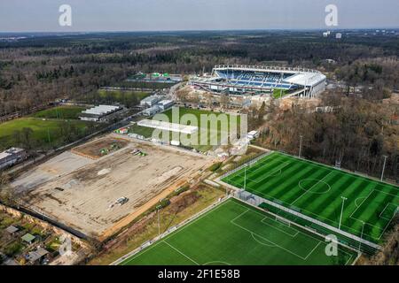 Blick auf das Spielfeld und die neuen Tribünen des Wildpark-Stadions sowie die alte Haupttribüne, die gerade abgerissen wird, werden abgebaut. Im Vordergrund sieht man die Trainingsplätze. Drohnenbild der Baustelle des Karlsruher Wildpark Stadions GES / Fußball / 2. Bundesliga Karlsruher SC Wildparkstadion, 7th. März 2021 Fußball: 2. Bundesliga: Karlsruher SC Stadion, Karlsruhe, 07. März 2021 Dronensicht / Luftaufnahme über das KSC-Wildpark Stadion im Bau - weltweit im Einsatz Stockfoto